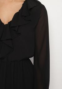 Born2be - Czarna Siateczkowa Sukienka VICES o Rozkloszowanym Kroju z Falbanami Arevite. Typ kołnierza: dekolt w kształcie V. Kolor: czarny. Typ sukienki: rozkloszowane. Styl: klasyczny #2