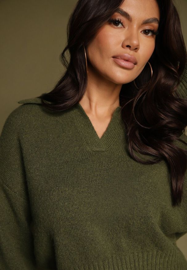 Renee - Zielony Krótki Sweter z Trójkątnym Dekoltem Ozdobiony Kołnierzykiem Savalin. Okazja: na co dzień. Kolor: zielony. Materiał: bawełna, skóra, jeans. Długość: krótkie. Wzór: aplikacja. Styl: casual, elegancki