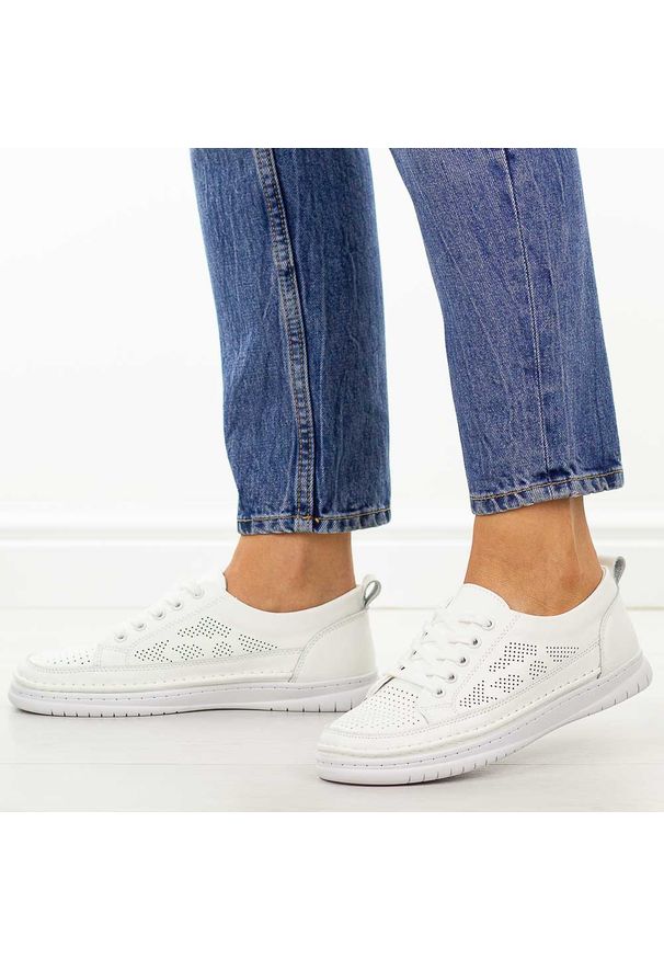 Białe skórzane półbuty damskie Cambell 13302. Okazja: na co dzień. Zapięcie: sznurówki. Kolor: biały. Materiał: skóra. Szerokość cholewki: normalna. Wzór: ażurowy. Sezon: wiosna, lato, jesień. Styl: casual, klasyczny, elegancki