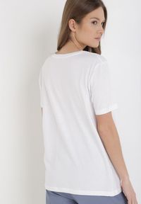 Born2be - Biały T-shirt Keatris. Kolor: biały. Materiał: bawełna, dzianina. Długość rękawa: krótki rękaw. Długość: krótkie