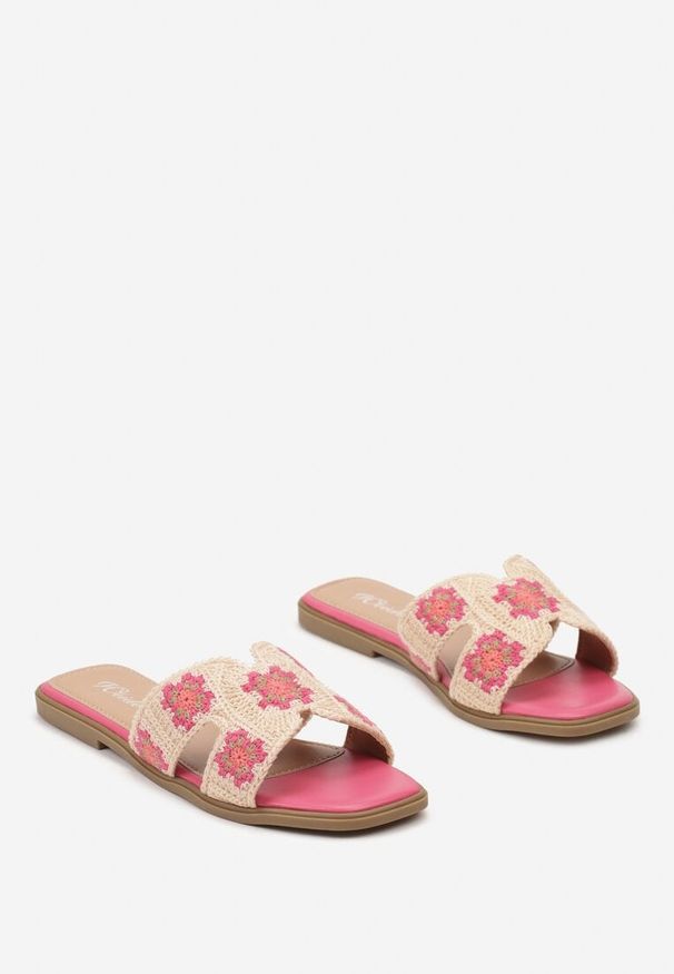Renee - Fuksjowe Klapki Ozdobione Haftowanymi Kwiatami Reviala. Nosek buta: otwarty. Kolor: różowy. Materiał: materiał. Wzór: aplikacja, haft, kwiaty. Sezon: lato. Obcas: na obcasie. Wysokość obcasa: niski
