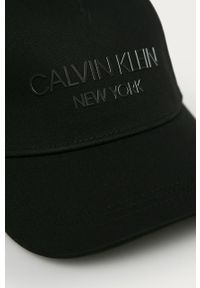 Calvin Klein - Czapka. Kolor: czarny. Materiał: bawełna, materiał. Wzór: aplikacja #2
