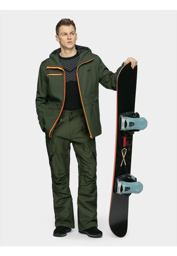 4f - Kurtka snowboardowa męska. Typ kołnierza: kaptur. Kolor: brązowy, oliwkowy, wielokolorowy. Materiał: materiał, poliester. Sezon: zima. Sport: snowboard