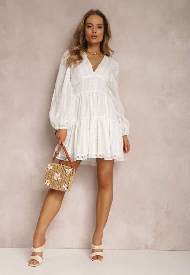 Renee - Biała Sukienka Arierith. Kolor: biały. Wzór: kwiaty, aplikacja, haft. Typ sukienki: rozkloszowane