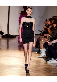 SELF PORTRAIT - Czarna sukienka mini z krepy. Typ kołnierza: kokarda. Kolor: czarny. Materiał: koronka, satyna. Wzór: gładki, koronka. Typ sukienki: dopasowane. Styl: wizytowy, elegancki. Długość: mini #8