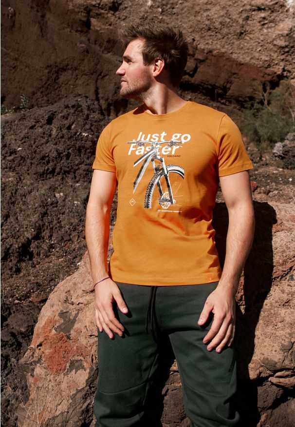 Volcano - Męski t-shirt z nadrukiem rowerowym T-JUST. Kolor: pomarańczowy. Materiał: jeans, bawełna, włókno, materiał. Długość rękawa: krótki rękaw. Długość: krótkie. Wzór: nadruk. Sezon: lato. Styl: klasyczny, sportowy