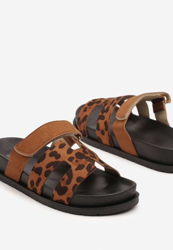 Born2be - Panterkowe Klapki z Imitacji Zamszu na Rzep z Ozdobnymi Wycięciami Nimiritha. Okazja: na co dzień, na spacer. Materiał: zamsz. Sezon: wiosna, lato. Obcas: na obcasie. Styl: casual, elegancki. Wysokość obcasa: średni