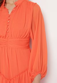 Born2be - Pomarańczowa Długa Sukienka Koktajlowa w Stylu Retro z Plisami i Stójką Leowia. Typ kołnierza: kołnierzyk stójkowy. Kolor: pomarańczowy. Styl: wizytowy, retro. Długość: maxi #4