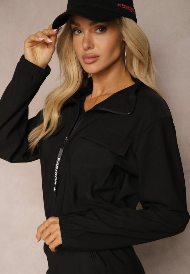 Renee - Czarny Komplet Dresowy z Bluzą ze Stójką i Spodniami Typu Jogger Ozdobiony Kieszeniami Riadara. Kolor: czarny. Materiał: dresówka. Wzór: aplikacja