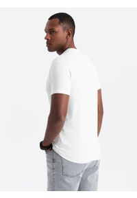 Ombre Clothing - Męska koszulka SLIM FIT z okrągłym dekoltem i logotypem – biała V1. Okazja: na co dzień. Kolor: biały. Materiał: bawełna, elastan, jersey, dzianina. Wzór: nadruk. Styl: casual #4