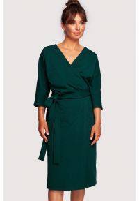BeWear - Sukienka kopertowa z wiązaniem dekolt V butelkowa zieleń. Okazja: na co dzień, do pracy. Materiał: bawełna. Typ sukienki: kopertowe. Styl: casual, sportowy #3