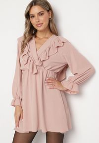 Born2be - Różowa Rozkloszowana Sukienka o Kopertowym Kroju z Falbankami Celonara. Okazja: na imprezę. Typ kołnierza: kołnierz z falbankami. Kolor: różowy. Typ sukienki: kopertowe. Styl: elegancki #1