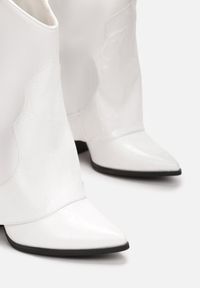 Renee - Białe Botki Adrietina. Nosek buta: szpiczasty. Zapięcie: bez zapięcia. Kolor: biały. Materiał: skóra. Szerokość cholewki: normalna. Wzór: nadruk, aplikacja. Obcas: na obcasie. Wysokość obcasa: wysoki #5