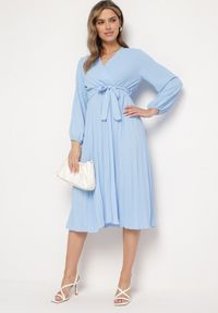 Born2be - Jasnoniebieska Sukienka Mesyre. Okazja: do pracy, na randkę. Typ kołnierza: dekolt w kształcie V. Kolor: niebieski. Materiał: materiał. Typ sukienki: kopertowe, plisowane. Długość: midi #5