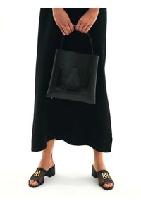 Kazar - Czarne klapki damskie. Kolor: czarny. Materiał: tkanina, skóra. Wzór: ażurowy, aplikacja. Obcas: na obcasie. Styl: elegancki. Wysokość obcasa: średni #2