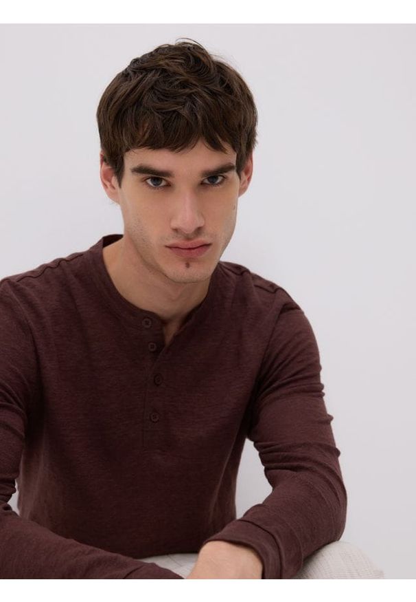 Reserved - Lniany longsleeve henley - mahoniowy. Typ kołnierza: typu henley. Kolor: brązowy. Materiał: len. Długość rękawa: długi rękaw