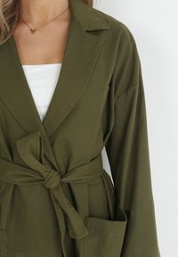 Born2be - Zielony Płaszcz Oversize z Wiązanym Paskiem Ziyanna. Kolor: zielony. Materiał: materiał. Długość: długie. Wzór: aplikacja #5