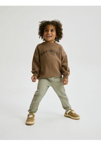 Reserved - Prążkowane legginsy - oliwkowy. Kolor: oliwkowy. Materiał: prążkowany