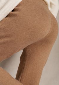 Renee - Ciemnobeżowe Spodnie z Bawełną High Waist Ozdobione Sznurkiem Venaline. Okazja: na co dzień. Stan: podwyższony. Kolor: beżowy. Materiał: bawełna. Wzór: aplikacja. Styl: klasyczny, casual #4