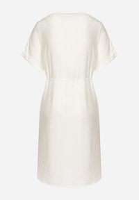 Born2be - Biała Pudełkowa Sukienka ze Ściągaczem w Talii Zdobiona Cyrkoniami Pilefia. Typ kołnierza: dekolt w kształcie V. Kolor: biały. Długość rękawa: krótki rękaw. Wzór: aplikacja. Styl: elegancki #5