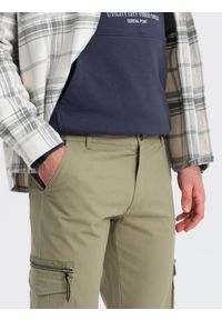Ombre Clothing - Męskie spodnie cargo STRAIGHT LEG z trójkątnym pinem na kieszeni – oliwkowe V2. Okazja: na co dzień. Kolor: oliwkowy. Materiał: bawełna, elastan, materiał. Wzór: gładki. Styl: casual, elegancki #7
