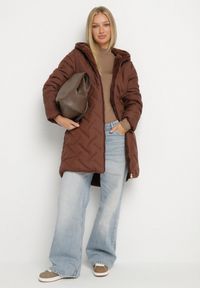 Born2be - Brązowa Długa Kurtka Dwustronna z Pikowanymi Przeszyciami i Kapturem Olidia. Okazja: na spacer, na co dzień. Kolor: brązowy. Materiał: dzianina, jeans, futro, poliester. Długość: długie. Styl: casual, elegancki #7