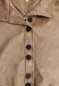 Renee - Jasnobrązowa Kurtka Bomber Jacket Ozdobiona Guzikami Quilimi. Okazja: na co dzień. Kolor: brązowy. Wzór: aplikacja. Styl: elegancki, casual #11