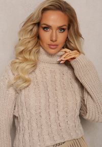 Renee - Beżowy Golf z Długim Rękawem w Ozdobny Splot Ciarul. Typ kołnierza: golf. Kolor: beżowy. Materiał: dzianina. Długość rękawa: długi rękaw. Długość: długie. Wzór: ze splotem #4