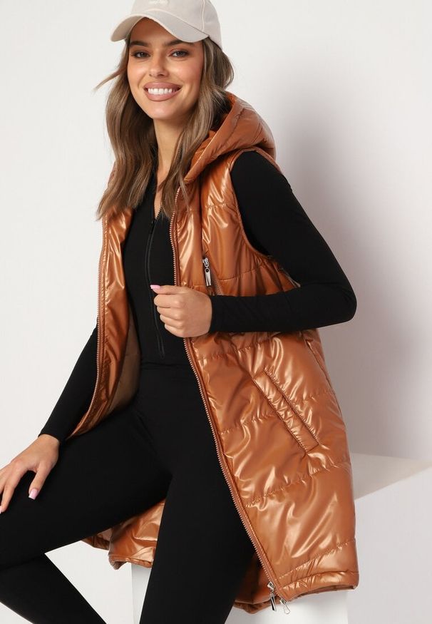 Born2be - Brązowa Długa Kamizelka z Kapturem Ozdobiona Imitacją Kieszeni Mavaria. Typ kołnierza: kaptur. Kolor: brązowy. Materiał: jeans. Długość: długie. Wzór: aplikacja. Sezon: wiosna, jesień. Styl: klasyczny, elegancki, sportowy