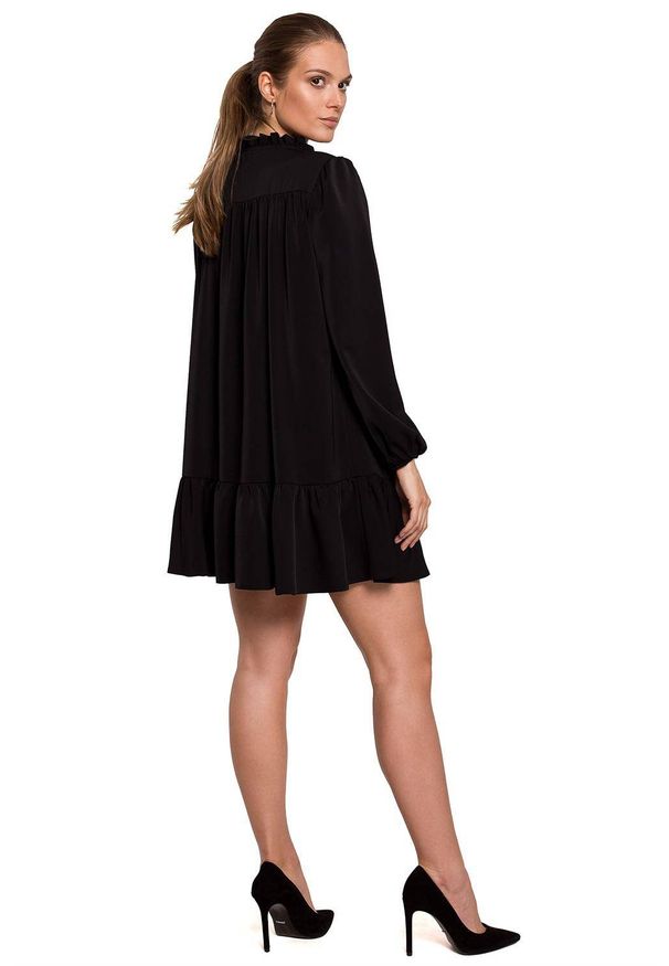 Makover - Mini sukienka oversize z falbanką na dole. Materiał: tkanina, elastan. Długość rękawa: długi rękaw. Typ sukienki: oversize. Długość: mini