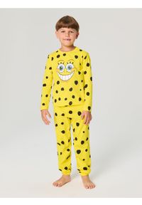 Sinsay - Piżama dwuczęściowa Spongebob - żółty. Kolor: żółty. Materiał: guma. Długość: długie. Wzór: grochy #1