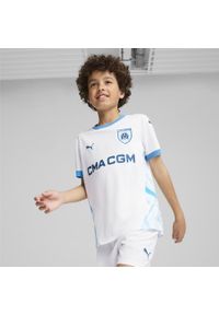 Puma - Młodzieżowa koszulka domowa Olympique Marsylia 24/25 PUMA White Bleu Azur Blue. Kolor: niebieski, wielokolorowy, biały. Sport: piłka nożna