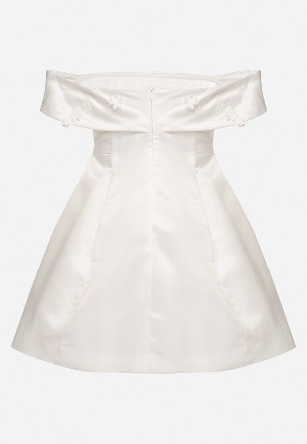 Born2be - Biała Satynowa Sukienka Hiszpanka Vices z Kwiatowymi Aplikacjami Fennalisa. Okazja: na ślub cywilny, na imprezę, na wesele. Typ kołnierza: dekolt hiszpanka. Kolor: biały. Materiał: satyna. Wzór: aplikacja, kwiaty. Sezon: lato