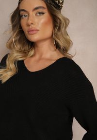 Renee - Czarny Sweter w Klasycznym Stylu z Trójkątnym Dekoltem Omelisa. Okazja: na co dzień, do pracy. Kolor: czarny. Materiał: jeans. Styl: klasyczny #4