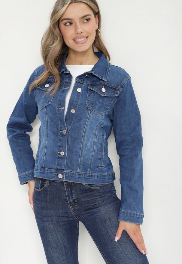 Born2be - Granatowa Jeansowa Kurtka z Przetarciami i Kieszeniami z Klapami Hazelle. Okazja: na co dzień. Kolor: niebieski. Materiał: jeans. Długość rękawa: długi rękaw. Długość: długie. Styl: klasyczny, elegancki, casual