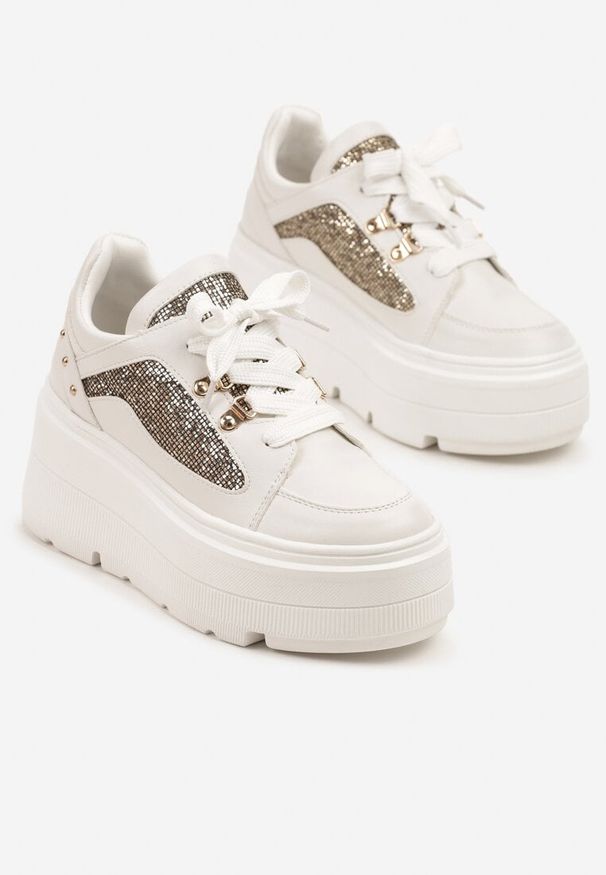Renee - Białe Sneakersy Vices na Platformie Ozdobione Brokatem Ldivana. Okazja: na co dzień. Nosek buta: okrągły. Zapięcie: sznurówki. Kolor: biały. Materiał: jeans. Wzór: aplikacja. Obcas: na platformie