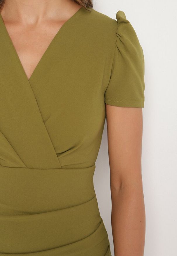 Born2be - Jasnozielona Dopasowana Sukienka z Kopertowym Dekoltem Hallimea. Okazja: na imprezę. Typ kołnierza: dekolt kopertowy. Kolor: zielony. Wzór: aplikacja. Typ sukienki: kopertowe. Styl: elegancki, klasyczny