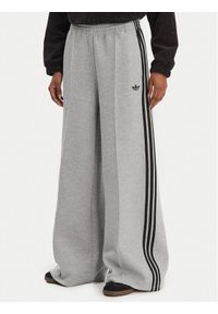 Adidas - adidas Spodnie dresowe adicolor Spacer 3-Stripes JV7497 Zielony Wide Leg. Kolor: zielony. Materiał: bawełna. Sport: turystyka piesza #1