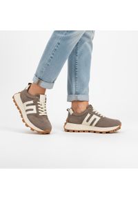 Sneakersy damskie Filippo, cholewka z naturalnej skóry zamszowej z naszywanymi panelami ze skóry licowej i klasycznym sznurowaniem z widocznymi przes. Okazja: na spacer, na co dzień. Zapięcie: sznurówki. Kolor: brązowy. Materiał: zamsz, skóra. Szerokość cholewki: normalna. Sezon: wiosna, jesień. Styl: klasyczny #2