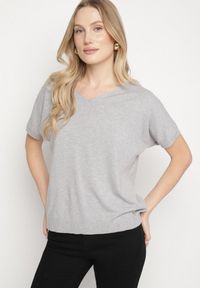 Born2be - Szara Dzianinowa Bluzka z Dekoltem w Kształcie Litery V Fenima. Okazja: na spotkanie biznesowe, do pracy, na co dzień. Typ kołnierza: dekolt w kształcie V. Kolor: szary. Materiał: dzianina. Styl: biznesowy, klasyczny, casual