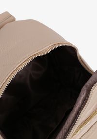 Born2be - Beżowy Pikowany Plecak z Dodatkową Kieszonką i Łańcuszkiem Joragia. Kolor: beżowy. Materiał: jeans. Styl: elegancki, casual