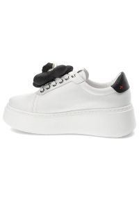 CheBello - Białe Sneakersy Chebello Eleganckie Obuwie Z Kwiatem. Kolor: biały. Materiał: skóra. Wzór: kwiaty. Obcas: na platformie #8