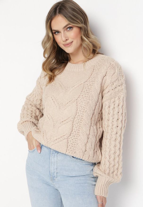 Born2be - Beżowy Sweter z Bawełną i Wełną z Warkoczykowym Splotem Venqille. Kolor: beżowy. Materiał: wełna, bawełna. Wzór: ze splotem