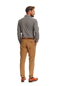 TOP SECRET - Spodnie strukturalne typu chino. Kolor: brązowy. Materiał: tkanina. Sezon: jesień. Styl: klasyczny #6