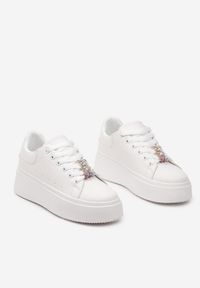 Born2be - Białe Sneakersy na Platformie z Biżuteryjnymi Aplikacjami na Sznurówkach Noonia. Nosek buta: okrągły. Zapięcie: sznurówki. Kolor: biały. Wzór: aplikacja. Obcas: na platformie. Wysokość obcasa: niski #4