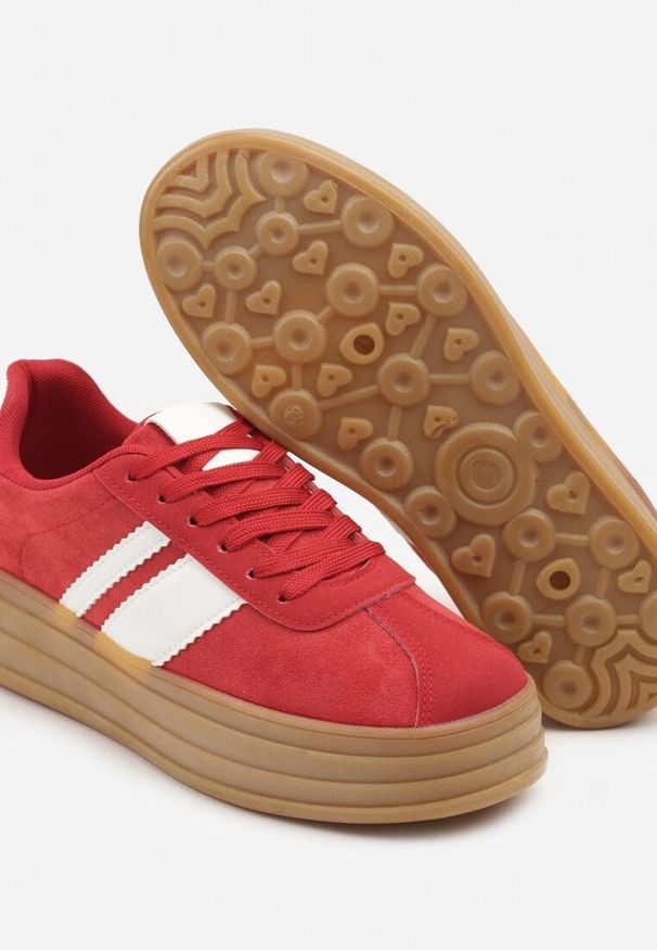 Renee - Czerwone Sneakersy Kultowe Tenisówki z Ozdobnymi Paskami Vandell. Okazja: na co dzień. Zapięcie: pasek. Kolor: czerwony. Materiał: jeans. Szerokość cholewki: normalna. Wzór: paski