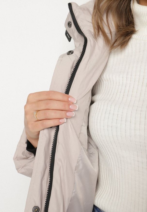 Born2be - Beżowa Oversizowa Kurtka z Pikowanymi Przeszyciami i Kapturem Galimea. Okazja: na co dzień. Kolor: beżowy. Materiał: poliester, jeans. Wzór: aplikacja. Styl: casual, klasyczny