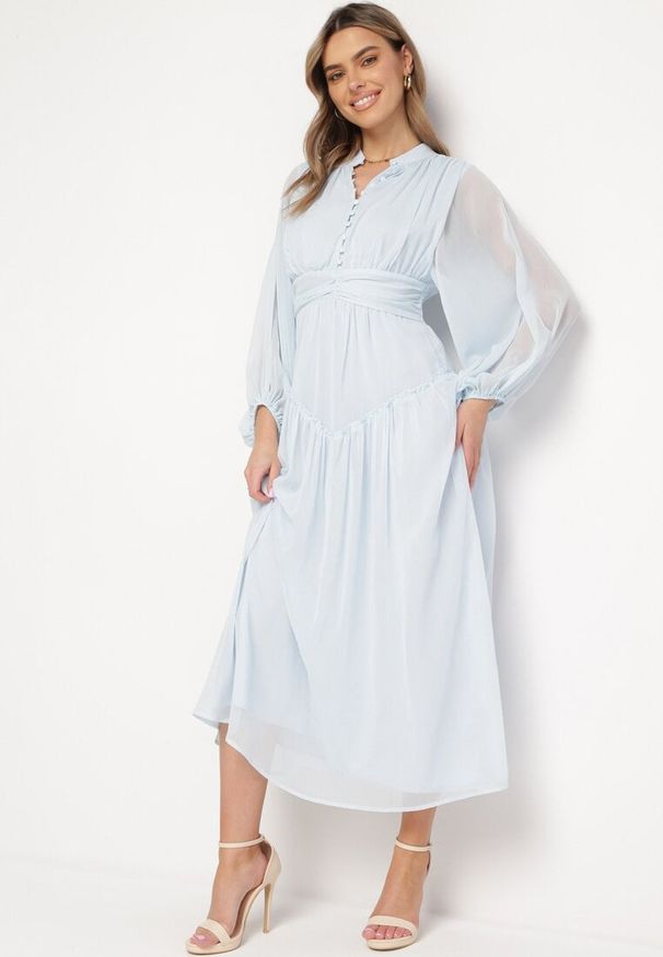 Born2be - Jasnoniebieska Długa Sukienka Koktajlowa w Stylu Retro z Plisami i Stójką Leowia. Typ kołnierza: kołnierzyk stójkowy. Kolor: niebieski. Styl: wizytowy, retro. Długość: maxi