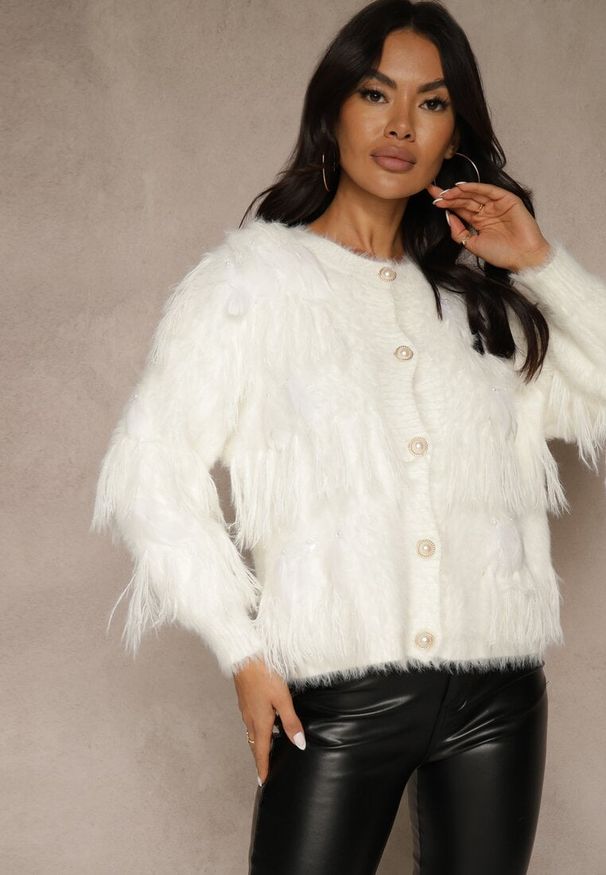 Renee - Jasnobeżowy Kardigan z Dzianiny z Wełną Imitującą Pióra z Perłowymi Guzikami Meviatta. Kolor: beżowy. Materiał: dzianina, wełna. Styl: glamour