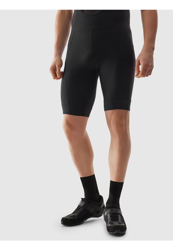 4f - 4F Spodenki rowerowe z szelkami męskie - czarne S. Stan: podwyższony. Kolor: czarny. Materiał: dzianina, elastan, włókno, syntetyk, materiał. Długość: krótkie. Wzór: gładki, jednolity, ze splotem. Sport: kolarstwo